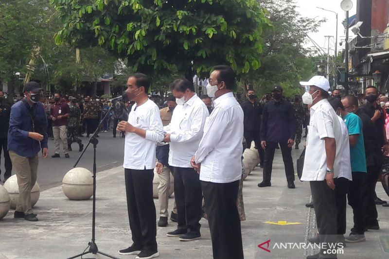 Presiden Jokowi resmikan program bantuan tunai untuk PKL