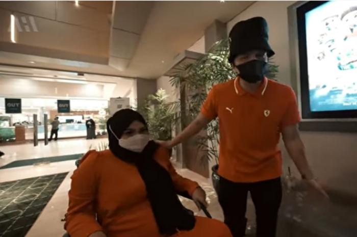 Aurel Hermansyah Kelelahan Belanja di Mall, Atta Bawakan Kursi Roda: Pinggang Mau Copot Rasanya