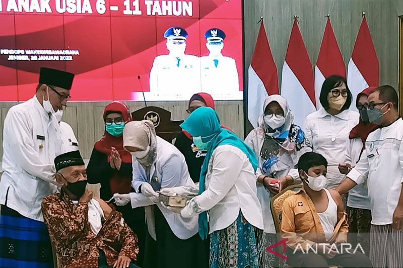 130,7 juta warga Indonesia sudah dapat dosis lengkap vaksin COVID-19
