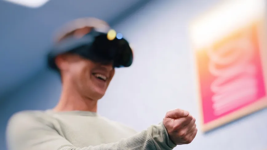Mark Zuckerberg Demonstrasikan VR Headset Terbaru Keluaran Meta