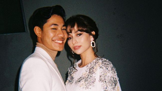 Viral Adegan Suami Kaget Lihat Istri Bercadar Cantik Sekali di Melur untuk Firdaus, Netizen Baper