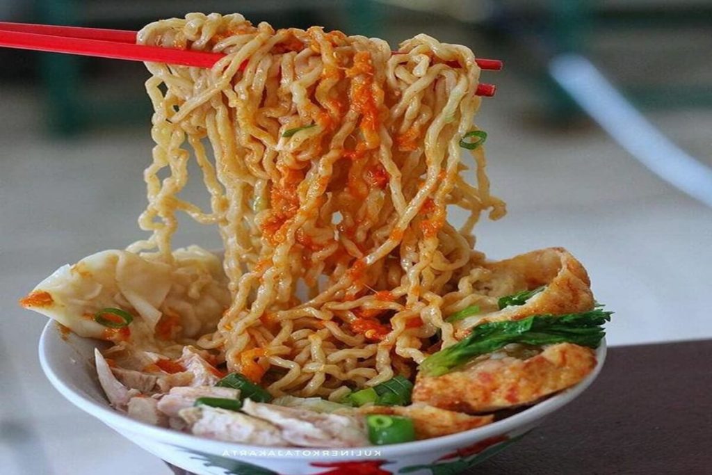 Bakmi Lei makanan pedas tradisional dengan bumbu khas