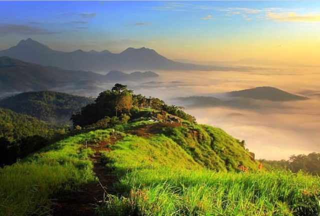 Menikmati Keindahan Di Atas Awan Dengan Berkemah Di Bukit Jamur ...