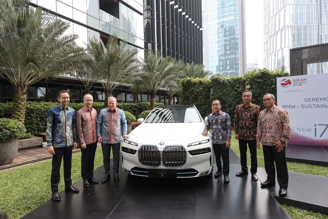 Moto Mobi | BMW i7 Siap Dampingi Pemimpin Negara di KTT ke-43 ASEAN Plus