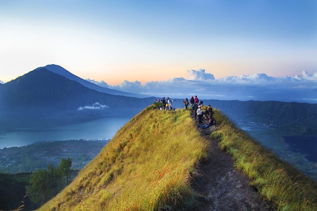 Puncak Keindahan Alam Indonesia: Menyusuri 10 Puncak Gunung Terindah yang Memukau