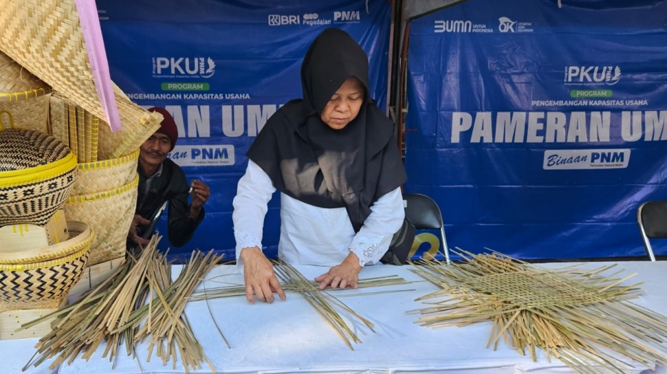 Program Pendampingan PNM Buat Nasabah Garut Berdaya lewat Anyaman Bambu