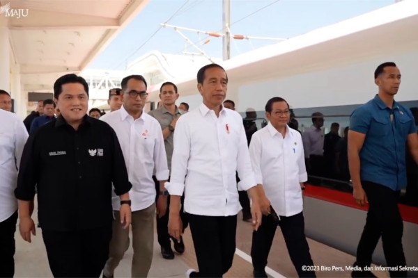 Kekaguman Jokowi saat uji coba KCJB, bisa tempuh 350 km/jam