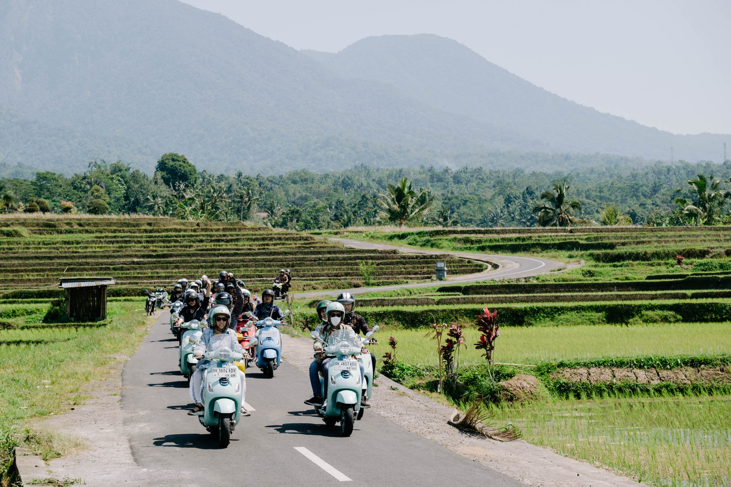 Moto Mobi | Ratusan Pengendara Vespa Gelar Riding Dengan Atribut Batik