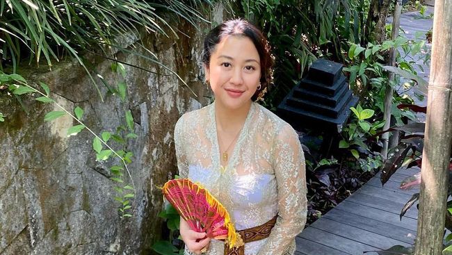 Intip Potret Cantik Sherina Kenakan Pakaian Adat Bali saat Me Time di Ubud